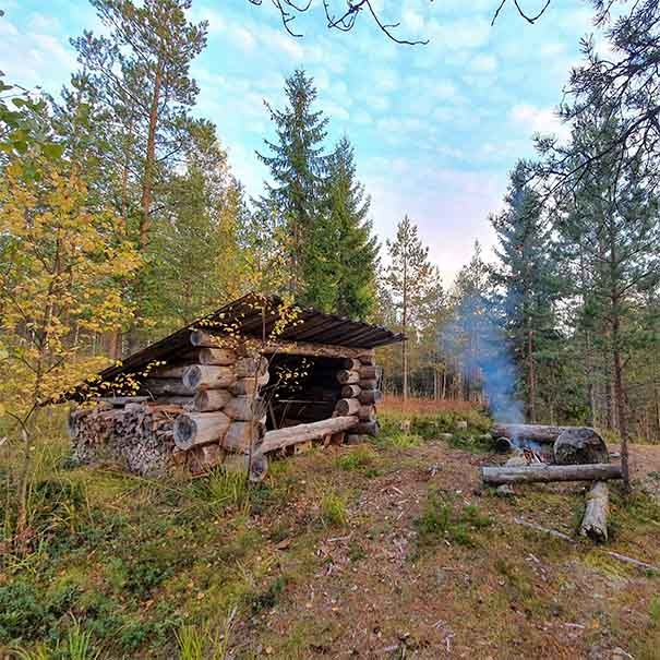 Syväjärven laavulla voi paistaa makkaraa